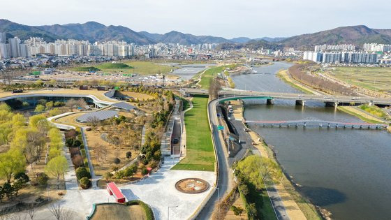 차가 달리던 도로를 잔디 길로 조성한 그린아일랜드. 프리랜서 장정필