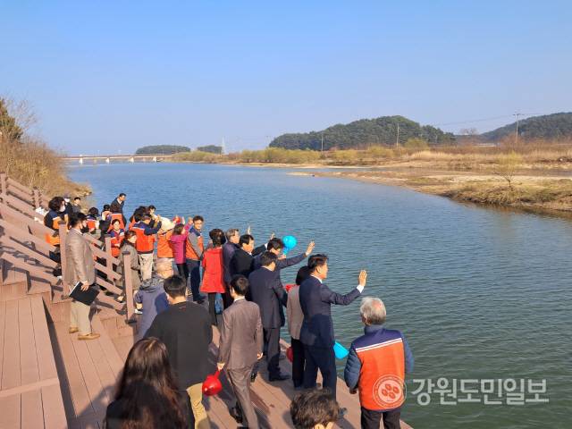 ▲ 1일 연어의 꿈 잔치 행사가 고성 북천강 연어맞이광장서 성황리에 종료됐다.