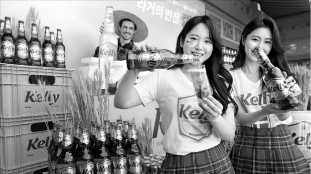 30일 서울 성북동 삼청각에서 열린 하이트진로의 신제품 맥주 ‘켈리’ 출시 기념행사에서 모델들이 맥주를 들고 포즈를 취하고 있다. /강은구 기자