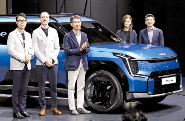 송호성 기아 사장(맨 오른쪽)이 30일 ‘2023 서울모빌리티쇼’에서 공개한 첫 대형 전기 스포츠유틸리티차량(SUV) ‘EV9’과 함께 기념촬영하고 있다.  /최혁 기자