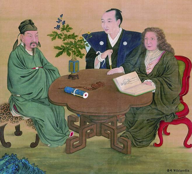 18세기 중국, 일본, 네덜란드 학자가 교류하는 모습. 탁자 위에 해부학 교과서와 박물학 표본들이 놓여있다.