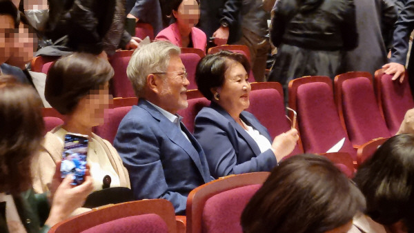 문재인 전 대통령과 김정숙 여사가 31일 통영국제음악제 개막 공연이 열리고 있는 통영국제음악당 콘서트홀에 관객으로 깜짝 등장했다. 김미주 기자