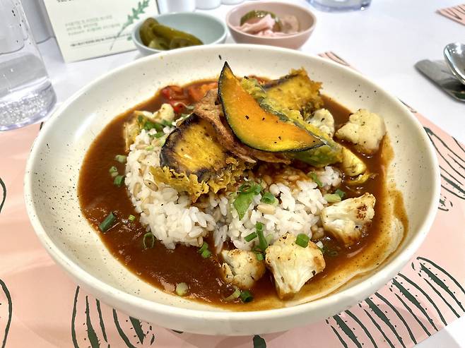 Fried eggplant veggie curry (Kim Da-sol/The Korea Herald)