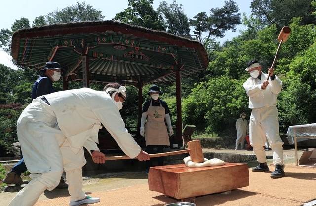 떡을 치는 모습. 사진은 기사와 직접적 관련이 없습니다. 연합뉴스 자료사진