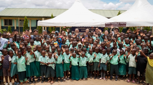 굿피플 회장단은 지난 25일 므위나 지역에 위치한 미카메니마을 내 호산나초등학교를 방문해 아이들을 위한 선물을 전달하고 학업을 격려했다. 굿피플 제공