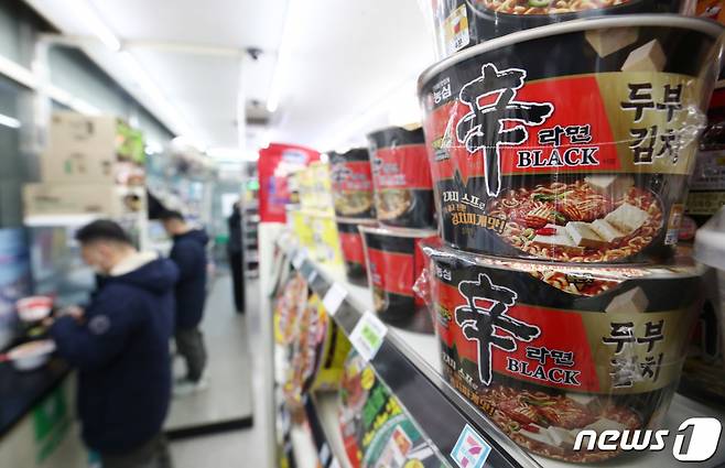 지난 1월18일 오후 서울 시내 편의점에 진열된 신라면 모습. /사진=뉴스1