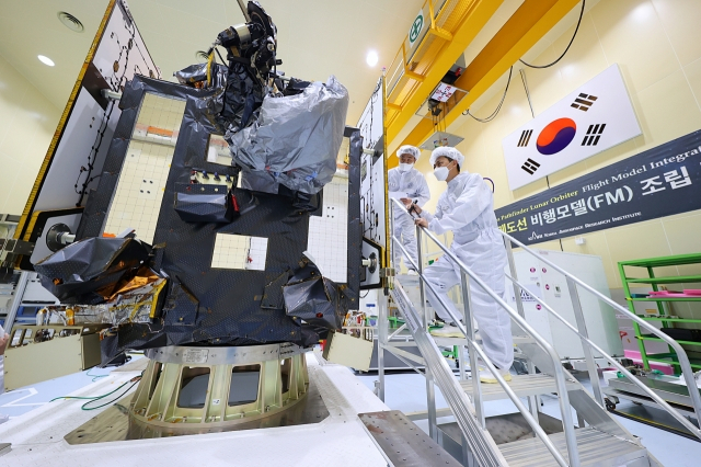한국항공우주연구원 연구진이 한국형 달탐사선 다누리를 점검하고 있는 모습.[한국항공우주연구원 제공]