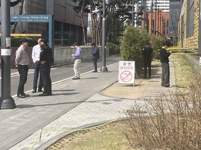 직장인들의 흡연 모습[손인규 기자]