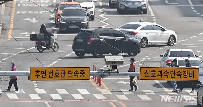 [수원=뉴시스] 김종택 기자 = 차량의 후면 번호판을 찍어 교통 법규 위반 행위를 적발해 과태료를 부과하는 방식의 단속을 하루 앞둔 31일 경기도 수원시 한 도로에 후면 무인교통 단속 카메라가 설치돼 있다. 이 단속 장비는 차량의 과속·신호 위반을 감지하고 후면 번호판을 촬영해 이륜차 위반도 단속 가능하다. 2023.03.31. jtk@newsis.com