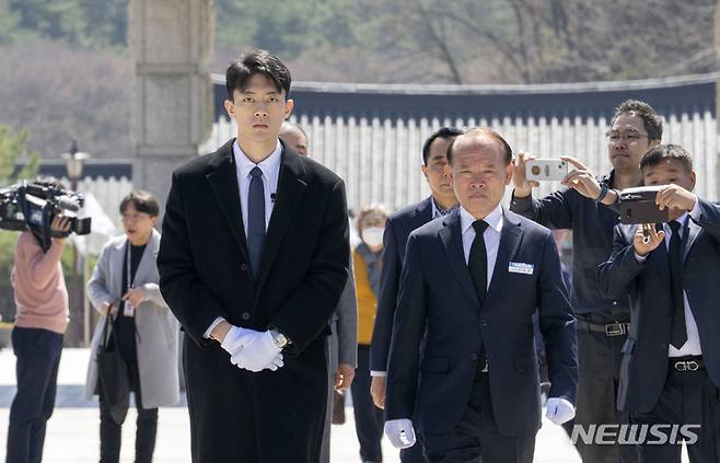 [광주=뉴시스] 김혜인 기자 = 고(故)  전두환씨의 손자인 전우원씨가 31일 오전 광주 북구 국립5 ·18민주묘지를 방문해 참배단을 향해 걸어들어오고 있다. 2023.03.31. hyein0342@newsis.com