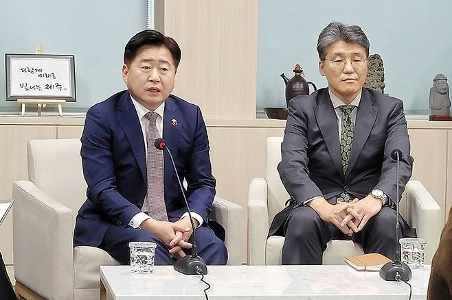 [제주=뉴시스] 이정민 기자 = 오영훈(왼쪽) 제주도지사가 31일 도청 소통회의실에서 기자들과 만나 질문에 답변하고 있다. 2023.03.31. 73jmlee@newsis.com *재판매 및 DB 금지