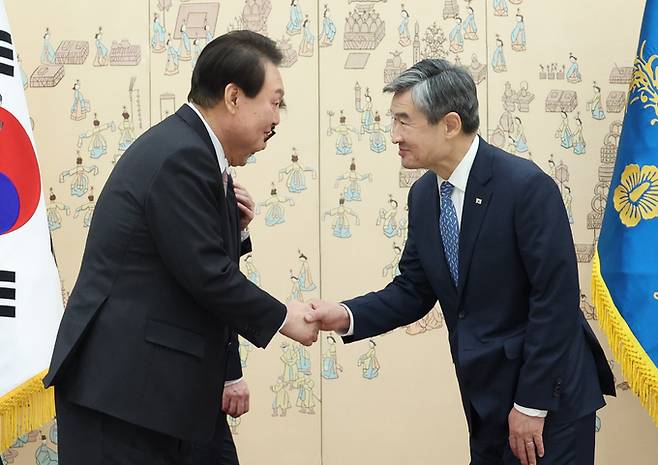 윤석열 대통령(왼쪽)이 지난 30일 오후 서울 용산 대통령실 청사에서 조태용 신임 국가안보실장에게 임명장을 수여하고 기념 촬영을 마친 뒤 악수하고 있다. 뉴시스