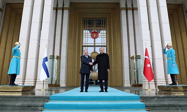 지난 17일(현지 시각) 튀르키예 앙카라를 방문한 사울리 니니스퇴(왼쪽) 핀란드 대통령이 레제프 타이이프 에르도안 튀르키예 대통령과 만나 악수를 나누고 있다. 로이터·연합뉴스