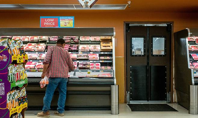 미국 텍사스 주 휴스턴의 한 식료품점에서 시민이 쇼핑을 하고 있다. AFP연합뉴스