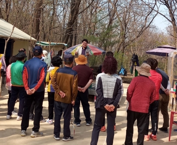지난 30일 ‘개나리배드민턴클럽’ 회원들과 초안산 근린공원 일대에서 봄맞이 환경정화 활동을 펼친 홍국표 의원