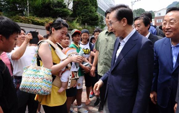 이명박 대통령이 10일 전격적으로 독도를 방문했다. 독도방문전 울릉도에 도착해 시민들과 인사를 하고 있다. 2012. 8. 9  청와대사진기자단
