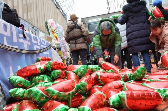 민주당사 앞 ‘수박 깨기’ 집회 - 3일 오후 서울 여의도 더불어민주당 당사 앞에서 더불어수박깨기운동본부 관계자들이 비명계 의원들을 규탄하는 집회를 열고 있다. ‘수박’은 이 대표를 지지하지 않는, 겉과 속이 다른 배신자라는 뜻으로 이 대표 측 지지자가 지난 대선 당시 경선 상대였던 이낙연 전 대표의 측근 등을 비난할 때 쓰는 표현이다. 2023.3.3 연합뉴스