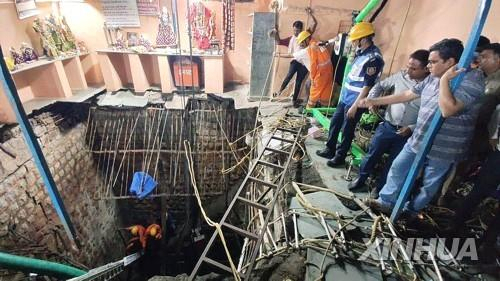 30일 인도 중부의 한 힌두교 사원에서 붕괴 사고가 발생했다. 사진=신화 연합뉴스