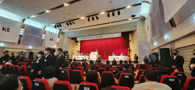 KT는 31일 서울 서초구 우면연구개발센터에서 제41회 정기 주주총회를 열었다. 대표 직무대행을 맡은 박종욱 경영기획부문장이 연단에 서서 주총을 진행하고 있다. 김윤수 기자