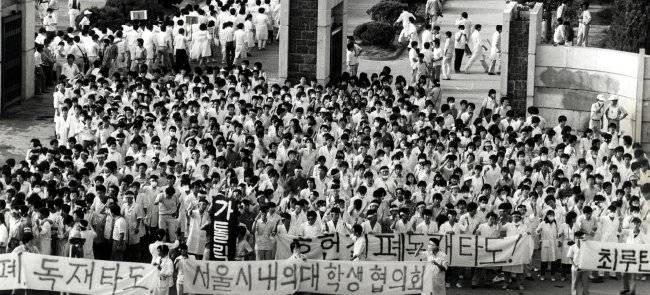 1987년 6월 민주항쟁 당시 서울 서대문구 연세대 앞에서 대학생들이 시위를 벌이고 있다. [동아DB]