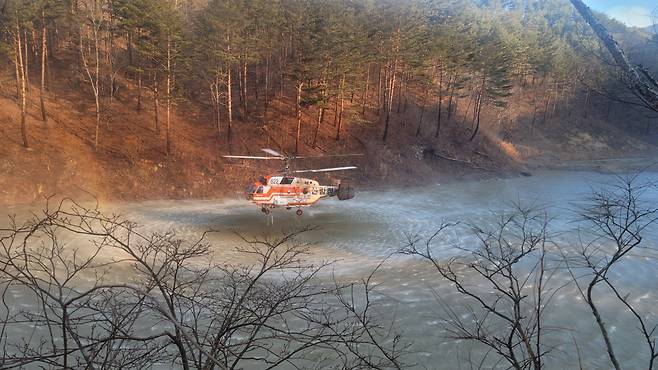 울진 물가두기 사방댐에서 취수 중인 산불진화헬기 Ⓒ남부지방산림청 제공