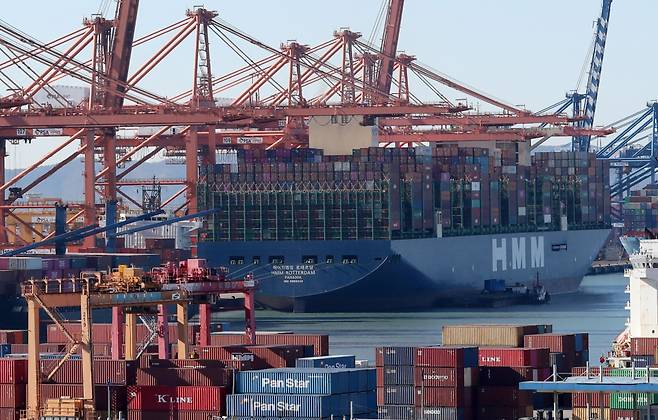 지난 1월 부산항 신항 4부두에서 23만t급 HMM 로테르담호가 수출 화물을 선적하고 있는 모습 ⓒ연합뉴스