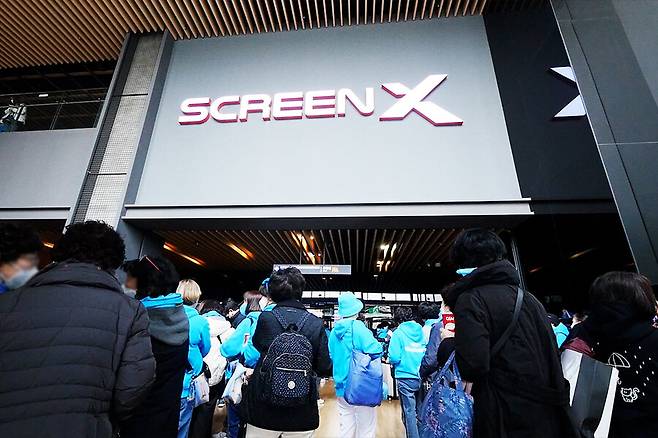 ▲ 임영웅 콘서트 실황 영화를 특수관에서 관람하는 관객들. 제공ㅣCGV