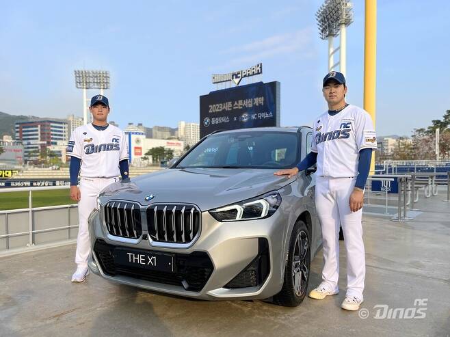 ▲ BMW THE NEW X1 와 함께 포즈를 취한 김주원(왼쪽)과 송명기. ⓒNC 다이노스