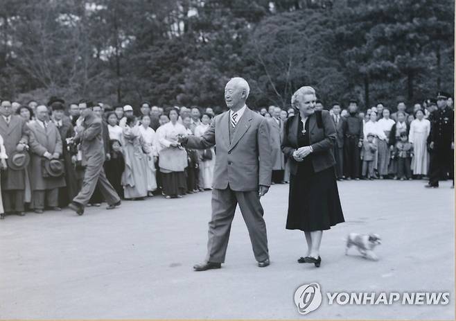 1955년 경무대 개방행사에서 이승만 대통령과 부인 프란체스카 여사 [연합뉴스 자료사진]