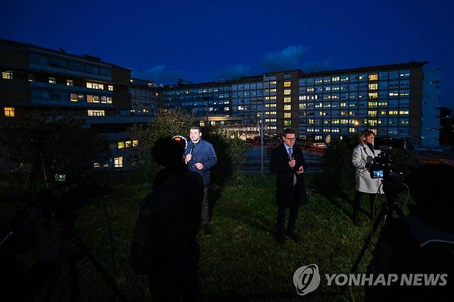 교황이 입원한 이탈리아 제멜리 병원 앞에 모인 취재진   [AFP 연합뉴스 자료사진. 재판매 및 DB 금지]