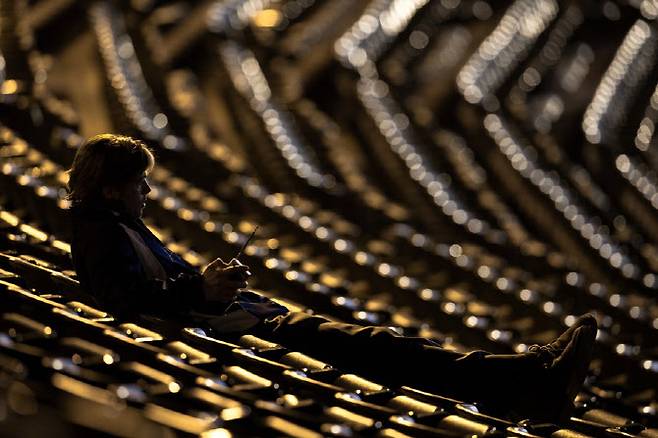 생각에 잠겨 있는 빌리 빈. 보스턴 제안을 거절한 그는 지금도 오클랜드의 단장으로 일하고 있다. (사진=한국 소니픽쳐스 릴리징 브에나비스타 영화)