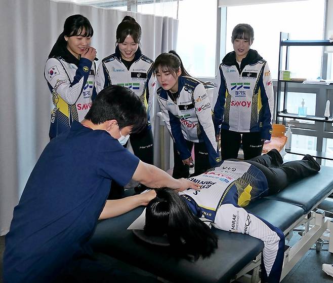 경기도청 김수지 선수가 강남유나이티드병원 의료진으로부터 목 부분과 어깨 치료를 받고 있다. (경기도컬링연맹 제공)