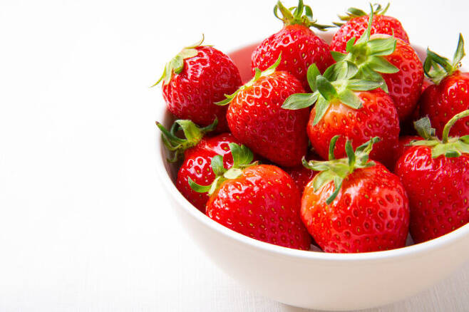 봄이 제철인 딸기는 건강에 여러 가지 좋은 효능을 지니고 있다. [사진=클립아트코리아]