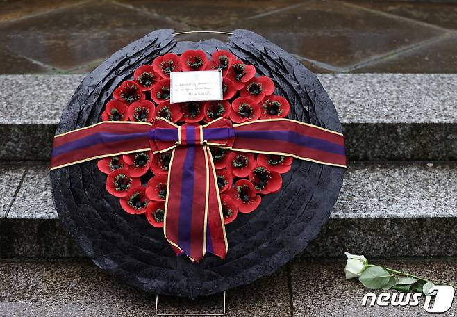 31일(현지시간) 독일 함부르크에서 찰스 3세 영국 국왕이 2차 세계대전 당시 연합군 공습에 희생된 독일인을 위해 받친 추모 화환의 모습. 2023.03.31. ⓒ 로이터=뉴스1 ⓒ News1 김성식 기자