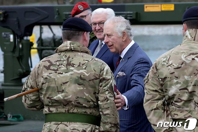 독일을 방문한 찰스 3세 영국 국왕이 30일(현지시간) 프랑크발터 슈타인마이어 독일 대통령과 함께 브란덴부르크주 피노푸르트에 있는 부대를 찾아 둑일군과 영국군 장병들을 만나고 있다. 2023.03.30. ⓒ 로이터=뉴스1 ⓒ News1 김성식 기자