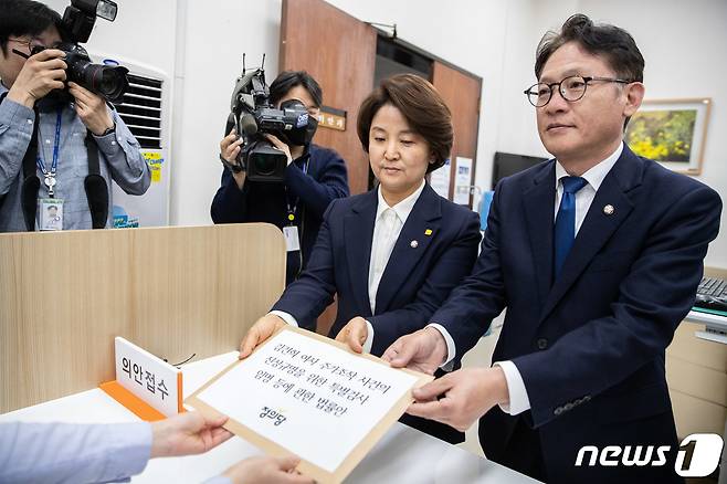 이은주 정의당 원내대표(왼쪽)와 배진교 의원이 24일 오후 서울 여의도 국회 의안과에 김건희 여사 도이치모터스 주가조작 사건의 진상규명을 위한 특별검사 임명 등에 관한 법률안을 제출하고 있다. 2023.3.24/뉴스1 ⓒ News1