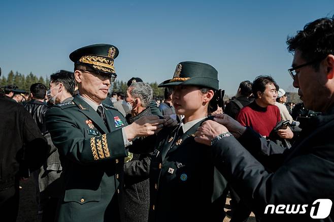 27일 육군3사관학교에서 열린 '육군3사관학교 제58기 졸업 및 임관식'에서 박정환 육군참모총장(왼쪽)과 가족이 신임장교에게 계급장을 달아주고 있다. (육군 제공)2023.2.27/뉴스1