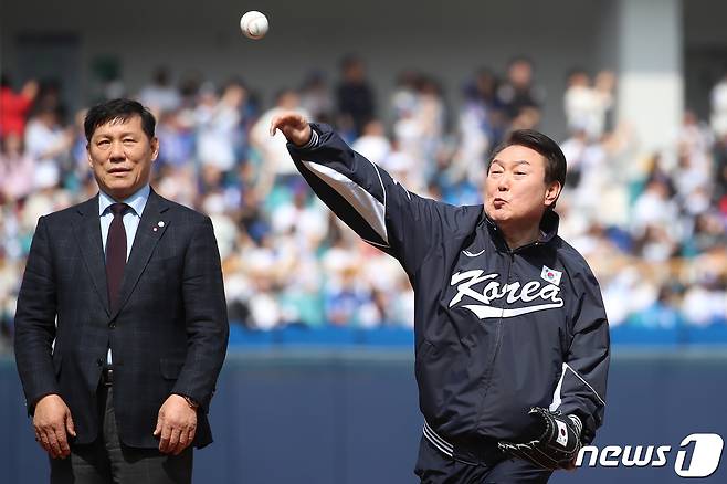 윤석열 대통령이 1일 오후 대구 삼성라이온즈파크에서 열린 프로야구 '신한은행 SOL 2023 KBO리그' NC 다이노스와 삼성 라이온즈의 시즌 개막전에서 시구하고 있다. 2023.4.1/뉴스1 ⓒ News1 공정식 기자