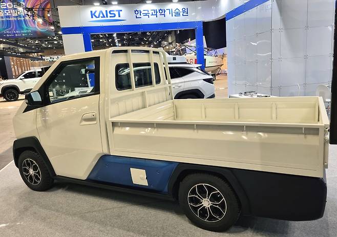 퓨처이브이의 경소형 트럭 ‘F100’ 시제품의 옆 모습. /고성민 기자