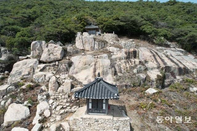 절벽 위에 지어진 동천석실.