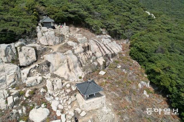 드론으로 촬영한 동천석실(위). 약 20m 아래에 있는 침실은 추운 날에는 고산이 불을 때고 잠시 쉬던 곳이라고 한다.
