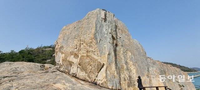 우암 송시열의 한시가 새겨져 있는 송시열 글씐바위.