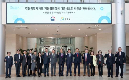 한덕수 국무총리와 정부 관계자들이 더존ICT그룹 강촌캠퍼스를 방문해 강원도 규제개선 우수사례 성과를 현장 확인했다. 더존비즈온 제공