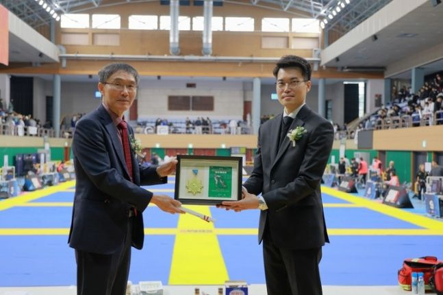 2023 대한주짓수회장기 선수권대회 경일대학교 홍재표 부총장(왼쪽부터), 대한주짓수회 오준혁 회장/사진 제공=경일대