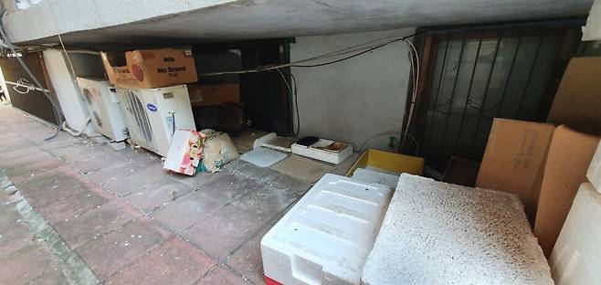 서울시 성동구의 한 반지하 주택 창문 앞에서 에어컨 실외기와 스티로폼 상자들이 햇빛을 가로막고 있다. 성동구건축사회 제공