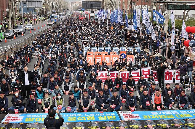 전국민주노동조합총연맹이 2023년 3월25일 서울 종로구 대학로에서 연 ‘민생파탄 검찰 독재 윤석열 심판 민주노총 투쟁선포대회’에서 노동자들이 ‘주 최대 69시간 노동시간 개편안’ 등 윤석열 정부의 반노동 정책을 규탄하고 있다. 집회를 마친 이들은 서울시청까지 행진해 ‘윤석열 정부 굴욕외교 심판 4차 범국민대회’에 합류했다.