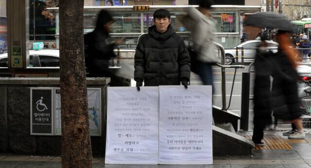 김지환 대표가 2020년 2월17일 서울지하철 홍대입구역에서 아동의 권리를 주장하는 내용의 손팻말을 들고 1인 시위를 하고 있다. 강재훈 선임기자 khan@hani.co.kr