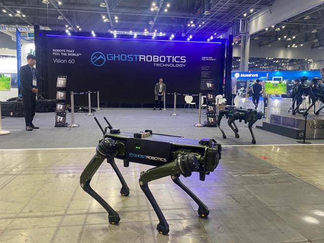 30일 경기 고양시 킨텍스에서 열린 2023 서울모빌리티쇼 고스트로보틱스 테크놀로지 전시관에 모습을 드러낸 비전60이 전시장을 돌아다니고 있다. 고양=박지연 기자
