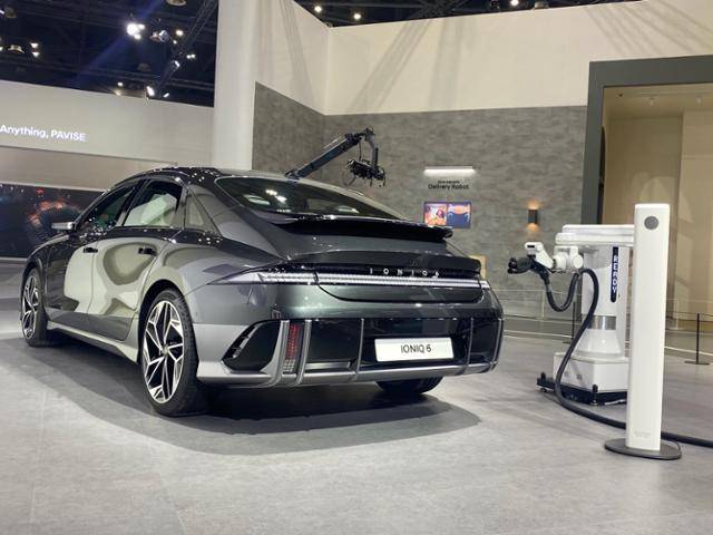 30일 경기 고양시 킨텍스에서 열린 2023 서울모빌리티쇼 현대차 전시관에 전기차 자동 충전 로봇(ACR)이 충전을 준비하며 차량에 다가가고 있다. 고양=박지연 기자