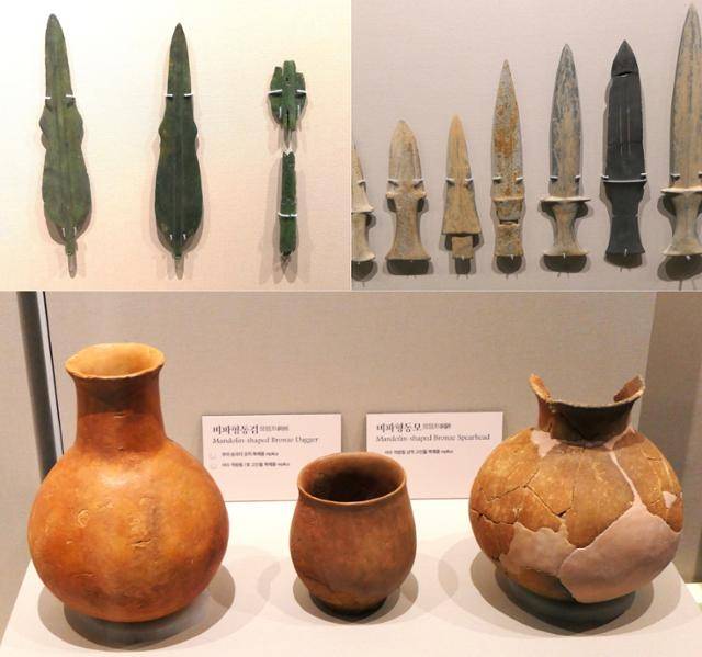 고창 고인돌박물관에 전시된 고인돌시대의 유물들. 요녕식 동검 복제품(윗줄 왼쪽)과 마제석검 복원품(윗줄 오른쪽) 및 토기 복원품(아랫줄).